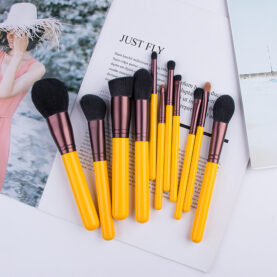 11 little yellow duck makeup brush set - Wood